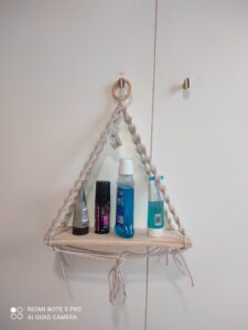 VILLAGE 3 MACRAME ΡΑΦΙ ΚΡΕΜΑΣΤΟ  ΛΕΥKO-ΔΡΥΣ 40*60EK.